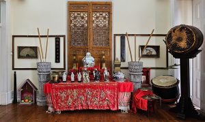 Foto horizontal do altar na Fundação Casa de Macau