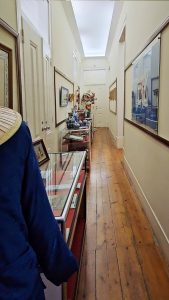 Foto do corredor principal da Fundação Casa de Macau com os expositores