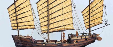 Foto de uma réplica à escala de uma Lorcha, em exposição na Fundação Casa de Macau